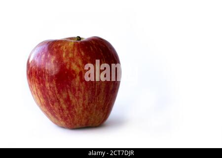 Gut aussehender roter Apfel auf weißem Hintergrund Stockfoto