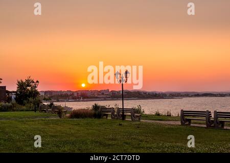 Nesebar, Bulgarien Sonnenuntergang Panorama mit goldenen Himmel und alten traditionellen Häusern, Laterne Stockfoto