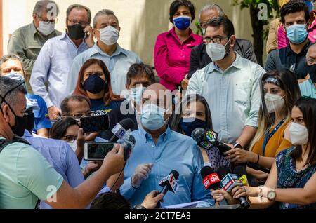 Caracas, Miranda, Venezuela. September 2020. Der Vertreter William Davila von der Nationalversammlung Venezuelas, der Partei der Demokratischen Aktion, hielt am Montag, dem 21. September, eine Pressekonferenz über die Erklärung des Generalstaatsanwalts, der von der Nationalen Konstituierenden Versammlung der Regierung ernannt wurde, Tarek William Saab, Zum Bericht der unabhängigen Mission der Vereinten Nationen (UN) über Menschenrechtsverletzungen in Venezuela. Kredit: Jimmy Villalta/ZUMA Wire/Alamy Live Nachrichten Stockfoto