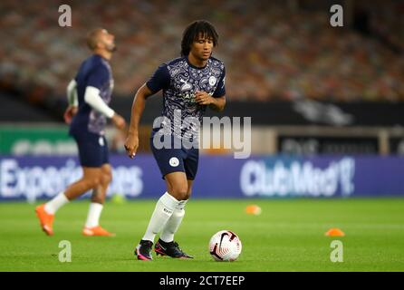 Nathan Ake von Manchester City macht sich vor dem Premier League-Spiel in Molineux, Wolverhampton, warm. Stockfoto