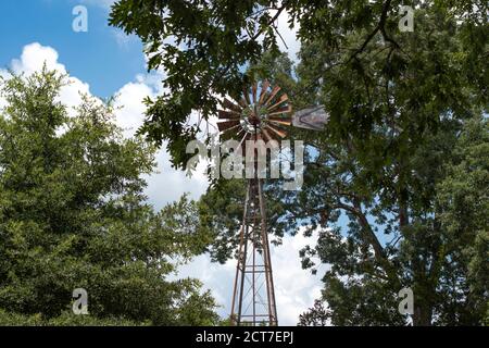 Alte antike Aermotor Windmühle verwendet, um Wasser für Rinder zu Pumpen Auf einer Ranch oder Farm Stockfoto