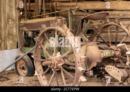 Alte rostigen Traktor in einer Ranch Schuppen Stockfoto