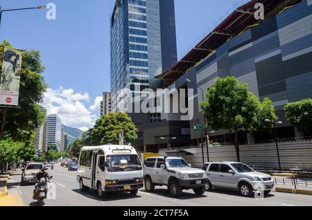 Caracas, Miranda, Venezuela. September 2020. Dies ist die zweite Gelegenheit, das ganze Land in die Flexibilitätstage seit dem Beginn der Pandemie im März dieses Jahres einzubeziehen. Das liegt daran, dass alle Staaten in Venezuela ihre Wirtschaft während der sieben Tage wieder beleben können. So können sie ab diesem Montag, dem 21. September, und aufgrund der großen Flexibilität Einkaufszentren, Fitnessstudios, Cafeterien und Restaurants (Take Away Modalität), stationäre Geschäfte, Friseure, Banken und alle anderen Sektoren eröffnen. Kredit: Jimmy Villalta/ZUMA Wire/Alamy Live Nachrichten Stockfoto