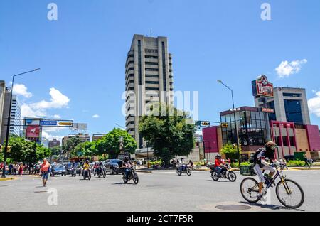 Caracas, Miranda, Venezuela. September 2020. Dies ist die zweite Gelegenheit, das ganze Land in die Flexibilitätstage seit dem Beginn der Pandemie im März dieses Jahres einzubeziehen. Das liegt daran, dass alle Staaten in Venezuela ihre Wirtschaft während der sieben Tage wieder beleben können. So können sie ab diesem Montag, dem 21. September, und aufgrund der großen Flexibilität Einkaufszentren, Fitnessstudios, Cafeterien und Restaurants (Take Away Modalität), stationäre Geschäfte, Friseure, Banken und alle anderen Sektoren eröffnen. Kredit: Jimmy Villalta/ZUMA Wire/Alamy Live Nachrichten Stockfoto