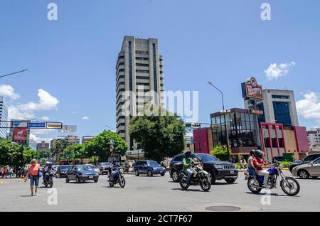 Caracas, Miranda, Venezuela. September 2020. Dies ist die zweite Gelegenheit, das ganze Land in die Flexibilitätstage seit dem Beginn der Pandemie im März dieses Jahres einzubeziehen. Das liegt daran, dass alle Staaten in Venezuela ihre Wirtschaft während der sieben Tage wieder beleben können. So können sie ab diesem Montag, dem 21. September, und aufgrund der großen Flexibilität Einkaufszentren, Fitnessstudios, Cafeterien und Restaurants (Take Away Modalität), stationäre Geschäfte, Friseure, Banken und alle anderen Sektoren eröffnen. Kredit: Jimmy Villalta/ZUMA Wire/Alamy Live Nachrichten Stockfoto