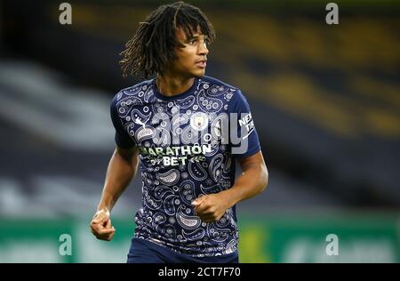 Nathan Ake von Manchester City macht sich vor dem Premier League-Spiel in Molineux, Wolverhampton, warm. Stockfoto