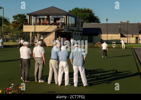 Einige ältere Männer spielen Boccia an der Causeway Tennis und Boccia Club am späten Nachmittag mit niedrigen Abendlicht Dungarvan Irland Stockfoto