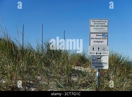 Warnung, Unfallgefahr, Steinpackung, Umgestaltung, Groynes, Unfallgefahr, Hiddensee, Rügen, Mecklenburg-Vorpommern, Deutschland Stockfoto