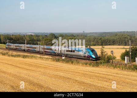 TransPennine Hitachi AT300 Express-Personenzug durch Plawsworth, Co. Durham, England, Großbritannien Stockfoto