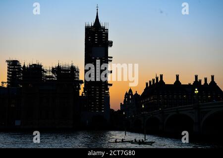 Kajakfahrer passieren die Houses of Parliament in Westminster, London. Stockfoto