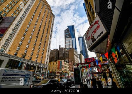 Eine Nahaufnahme einer geschäftigen New Yorker Straße. Viele Geschäfte und Leute auf den Straßen. Hochwertige Fotos Stockfoto