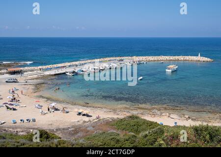 Fischerhafen mit Menschen am Strand und Schwimmen. Akamas-Halbinsel, zypern Stockfoto