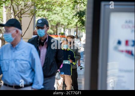 Die Leute stehen vor dem Arlington County Courthouse am dritten Tag der frühen persönlichen Abstimmung in Arlington, VA, Montag, 21. September 2020. Der Bundesstaat Virginia begann am Freitag, den 18. September 2020, persönlich früh für die Parlamentswahlen 2020 zu stimmen. (Foto: Rod Lampey Jr./SIPA USA) Quelle: SIPA USA/Alamy Live News Stockfoto