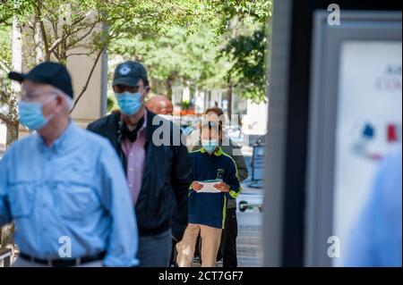 Die Leute stehen vor dem Arlington County Courthouse am dritten Tag der frühen persönlichen Abstimmung in Arlington, VA, Montag, 21. September 2020. Der Bundesstaat Virginia begann am Freitag, den 18. September 2020, persönlich früh für die Parlamentswahlen 2020 zu stimmen. (Foto: Rod Lampey Jr./SIPA USA) Quelle: SIPA USA/Alamy Live News Stockfoto