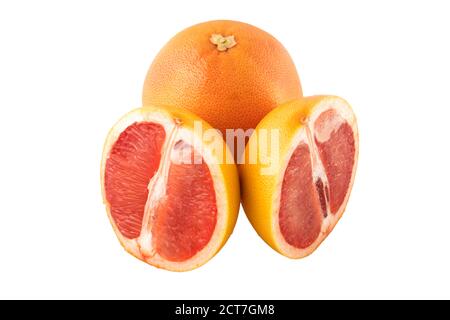 Eine ganze Grapefruit und auch in Scheiben geschnittene Grapefruitstücke Ein weißer Hintergrund Stockfoto