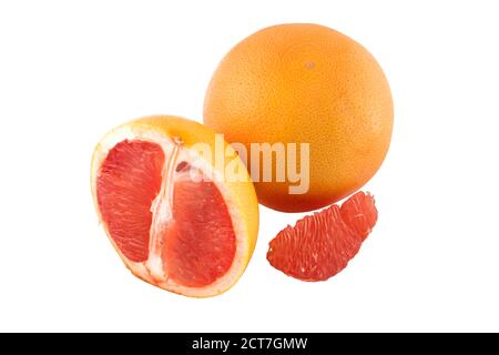 Eine ganze Grapefruit und auch in Scheiben geschnittene Grapefruitstücke Ein weißer Hintergrund Stockfoto