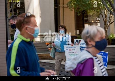 Mary Detweiler gibt Stichproben vor dem Arlington County Courthouse am dritten Tag der frühen persönlichen Abstimmung in Arlington, VA, Montag, 21. September 2020. Der Bundesstaat Virginia begann am Freitag, den 18. September 2020, persönlich früh für die Parlamentswahlen 2020 zu stimmen. (Foto: Rod Lampey Jr./SIPA USA) Quelle: SIPA USA/Alamy Live News Stockfoto