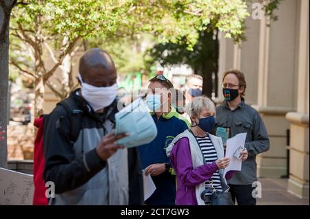 Die Leute stehen vor dem Arlington County Courthouse am dritten Tag der frühen persönlichen Abstimmung in Arlington, VA, Montag, 21. September 2020. Der Bundesstaat Virginia begann am Freitag, den 18. September 2020, persönlich früh für die Parlamentswahlen 2020 zu stimmen. (Foto: Rod Lampey Jr./SIPA USA) Quelle: SIPA USA/Alamy Live News Stockfoto