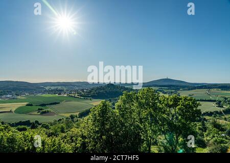 Blick auf die Burgruine vetzberg von der mittelalterlichen Burgruine Gleiberg im Sommer Stockfoto