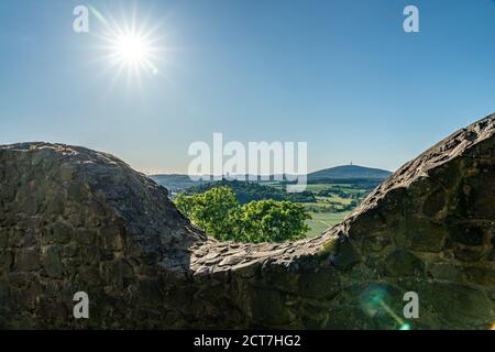 Blick auf die Burgruine vetzberg von der mittelalterlichen Burgruine Gleiberg im Sommer Stockfoto