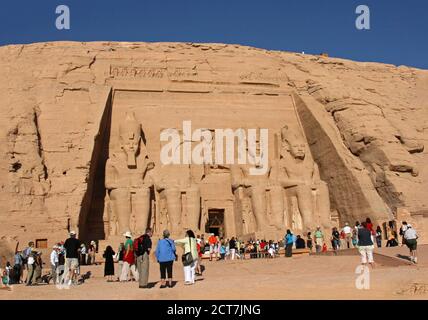 Abu Simbel in Ägypten mit vielen Touristen, die die antike Stätte besuchen. Ägypten, 2008 Stockfoto