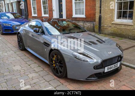 Ein Aston Martin V12 Vantage S parkte an einer Straße in Bury St Edmunds, Suffolk, Großbritannien. Stockfoto
