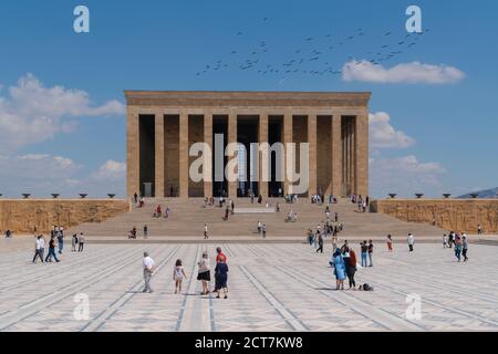 Ankara/Türkei-August 22 2020: Menschen besuchen Anitkabir, Mustafa Kemal Atatürks Mausoleum während der Corona-Pandemie Covid-19 an einem sonnigen Tag. Stockfoto