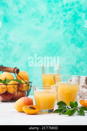 Aprikosensaft im Glas. Gesundes Getränk Stockfoto