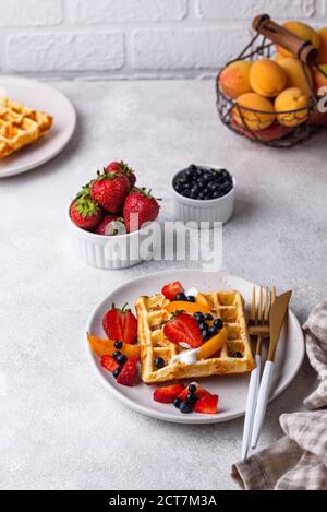 Waffeln mit Beeren und Obst Stockfoto