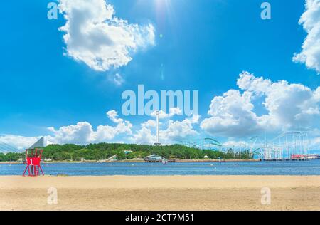 yokohama, japan - juli 19 2019: Rettungswunder am Sandstrand des Stadtparks Uminokoen auf der Halbinsel Miura mit einer Meereslandschaft des Vergnügungsparks Stockfoto