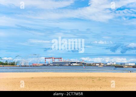 yokohama, japan - juli 19 2020: Sandstrand der Uminokoen mit der Achterbahn des Hakkeijima Sea Paradise und den Trockendocks der Yokosuka Shipyard Stockfoto