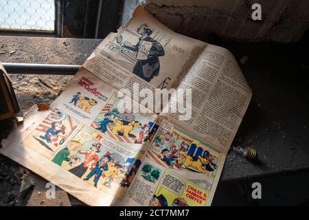 NEWARK, NEW JERSEY - 17. JULI 2020: Eine alte Zeitung sitzt vergessen im verlassenen Proctor's Palace Theater in Newark New Jersey Stockfoto