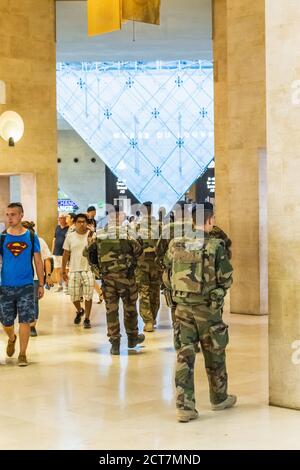 Armeemann im berühmten Louvre. Paris, Frankreich - Juli 27 2018. Stockfoto