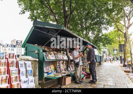 Blick auf Bouquiniste Stand an der seine gegenüber von Notre Dame de Paris. Die Bouquinistes verkaufen gebrauchte und antike Bücher sowie Souvenirs. Stockfoto