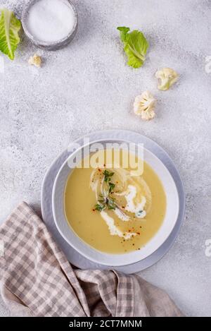 Gesunde vegane Blumenkohlsuppe Stockfoto