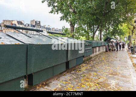 Blick auf Bouquiniste Stand an der seine gegenüber von Notre Dame de Paris. Die Bouquinistes verkaufen gebrauchte und antike Bücher sowie Souvenirs. Stockfoto