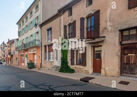 Der Mann steht auf dem Balkon in einer leeren Straße. Sault, Frankreich - Juli 25 2018. Stockfoto