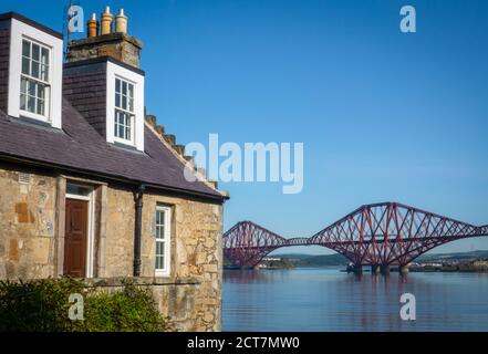 Ein ländliches Haus in South Queensferry, Schottland, mit der berühmten Forth Rail Bridge im Hintergrund Stockfoto