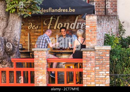 Menschen bei der Bierdegustation in Brügge, belgisch. Brügge, Belgien - Juli 28 2018. Stockfoto