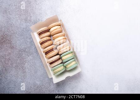 Makronen in Box auf Stein Hintergrund. Köstliche französische Macarons. Platz kopieren, Draufsicht - Bild Stockfoto