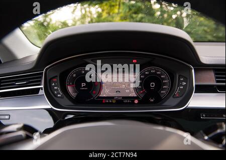 Neues 2018 Audi A8 50 TDI quattro Innenraum-Armaturenbrett Stockfoto