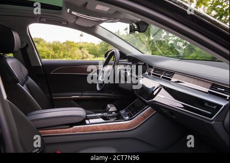 Neues 2018 Audi A8 50 TDI quattro Innenraum-Armaturenbrett Stockfoto