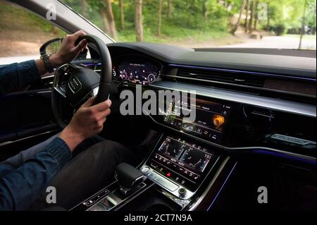 Neues 2018 Audi A8 50 TDI quattro Innenraum-Armaturenbrett Stockfoto