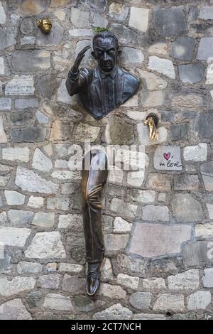 Bronzeskulptur: Mann, der durch die Wand geht, nach der gleichnamigen Geschichte des französischen Schriftstellers Marcel Aime aus dem Jahr 1943. Eines der wichtigsten SIG Stockfoto