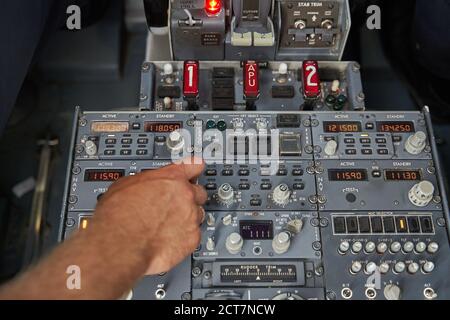 Hand des professionellen Piloten über das Bedienfeld Stockfoto