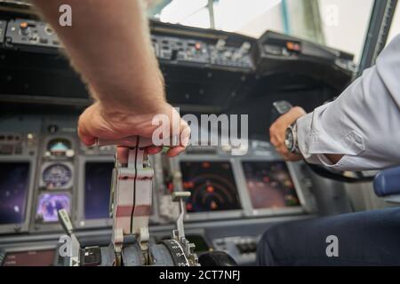 Erfahrene Piloten beschleunigen den Motor auf dem Flug Stockfoto