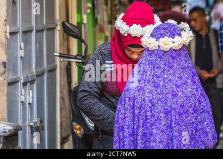 Muslimische Frau in der Altstadt Markt befindet sich zwischen dem jüdischen Viertel und dem muslimischen Viertel. Souvenirläden in Jerusalem. Jerusalem, Israel - April Stockfoto