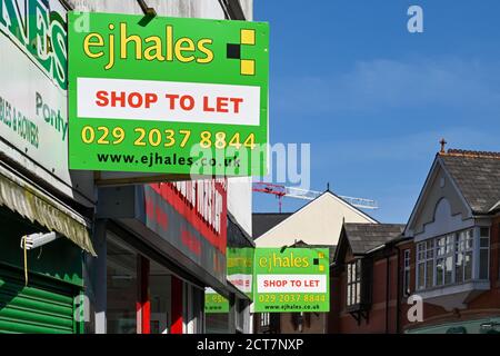 Pontypridd, Wales - September 2020: Schilder auf Gebäuden in Taff Street, Pontypridd, Werbung leere Geschäfte zu vermieten. Stockfoto