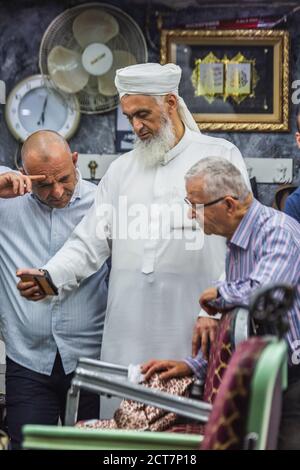 Authentische alte muslimische Käufer in der Altstadt Markt zwischen dem jüdischen Viertel und dem muslimischen Viertel. Souvenirläden in Jerusalem. Jerusalem, Stockfoto