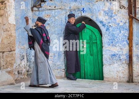 Äthiopisch-orthodoxe Priester in der Kirche des äthiopischen Grabes in Jerusalem. Jerusalem, Israel - April 19 2018 Stockfoto